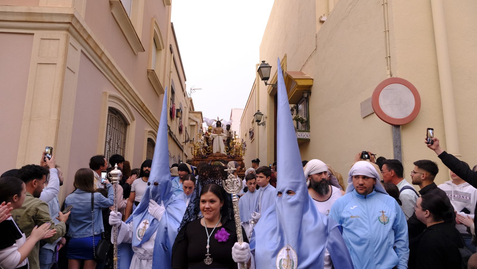 La Procesión de Los Ángeles de sobrepuso a la lluvia, en imágenes