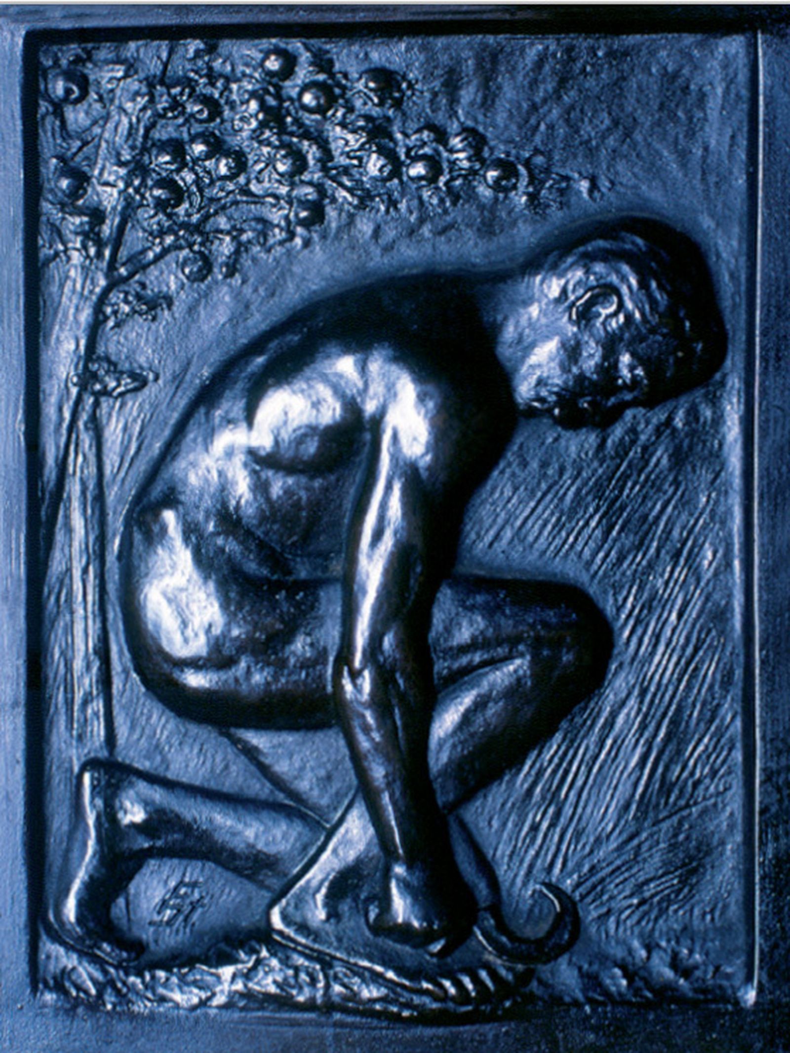 Relieve en bronce que ocupa la parte superior izquierda de la pieza donada y que representa a un agricultor con una hoz en la mano segando un campo de cereal.