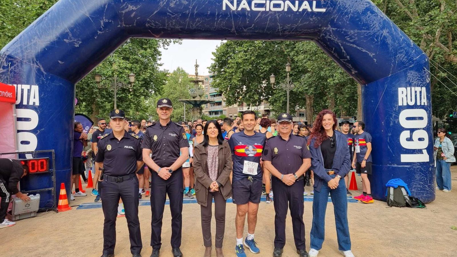 Momentos previos de la prueba con el alcalde Paco Cuenca entre los participantes.