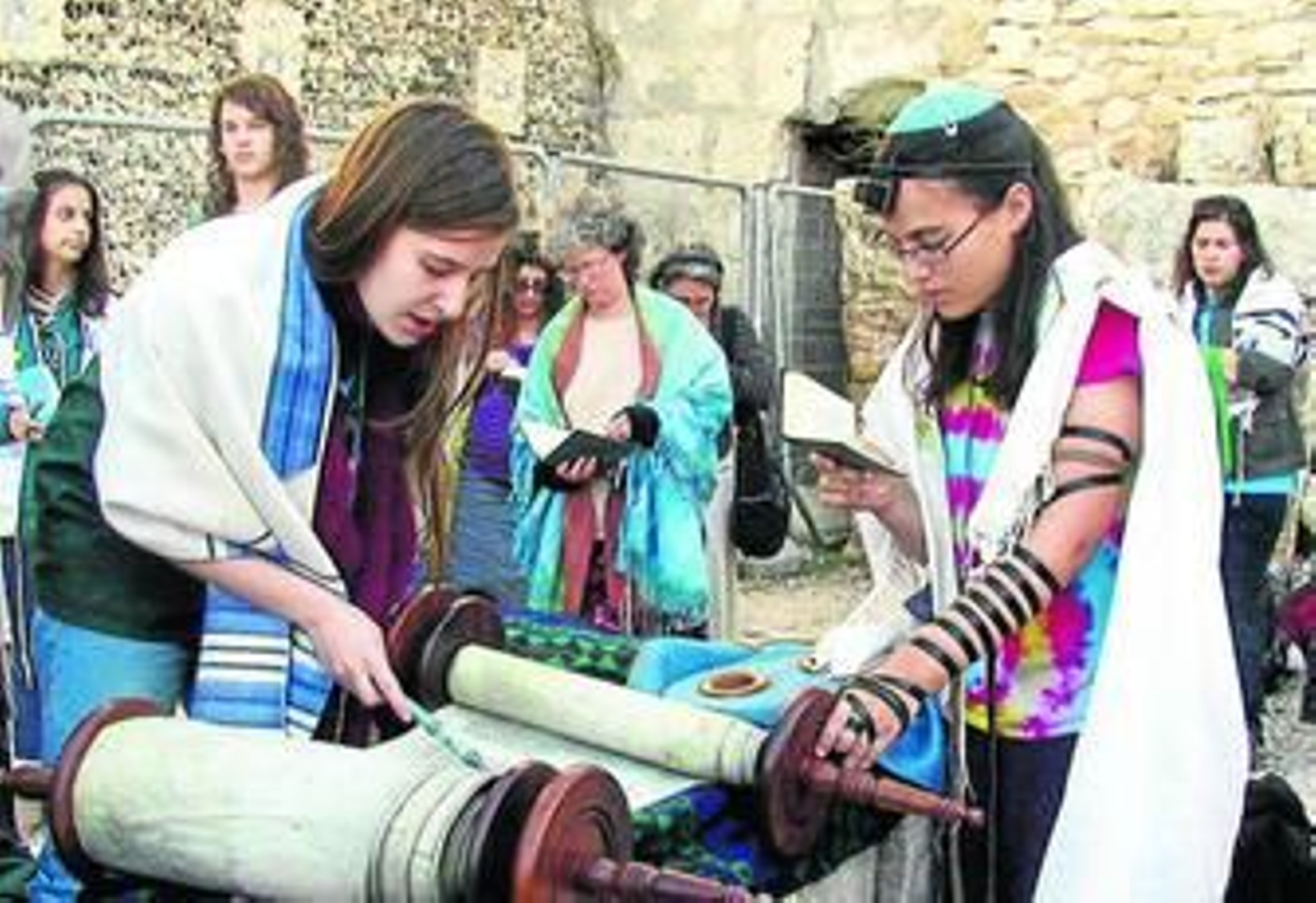 Dos mujeres leen la Torá en el Muro de las Lamentaciones, una directamente de un rollo del Pentateuco, una práctica reservada a los hombres. Dos mujeres leen la Torá en el Muro de las Lamentaciones, una directamente de un rollo del Pentateuco, una práctica reservada a los hombres.