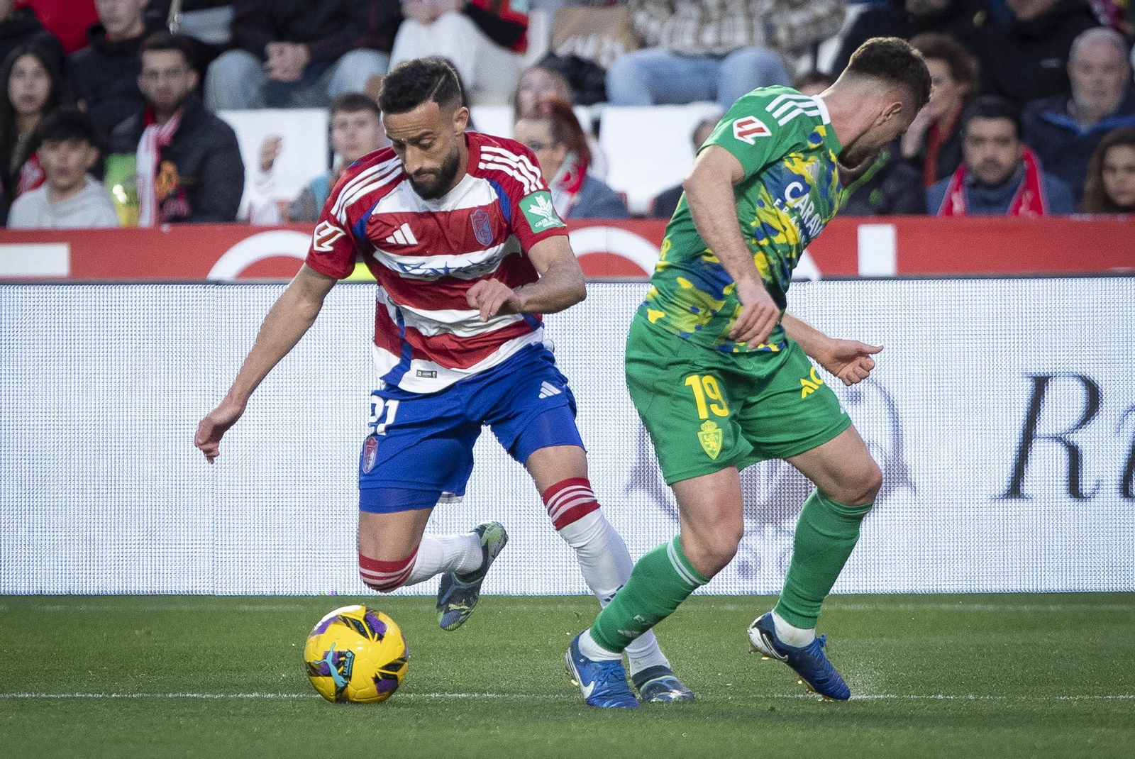 Abde Rebbach regatea a un rival en el partido de este sábado