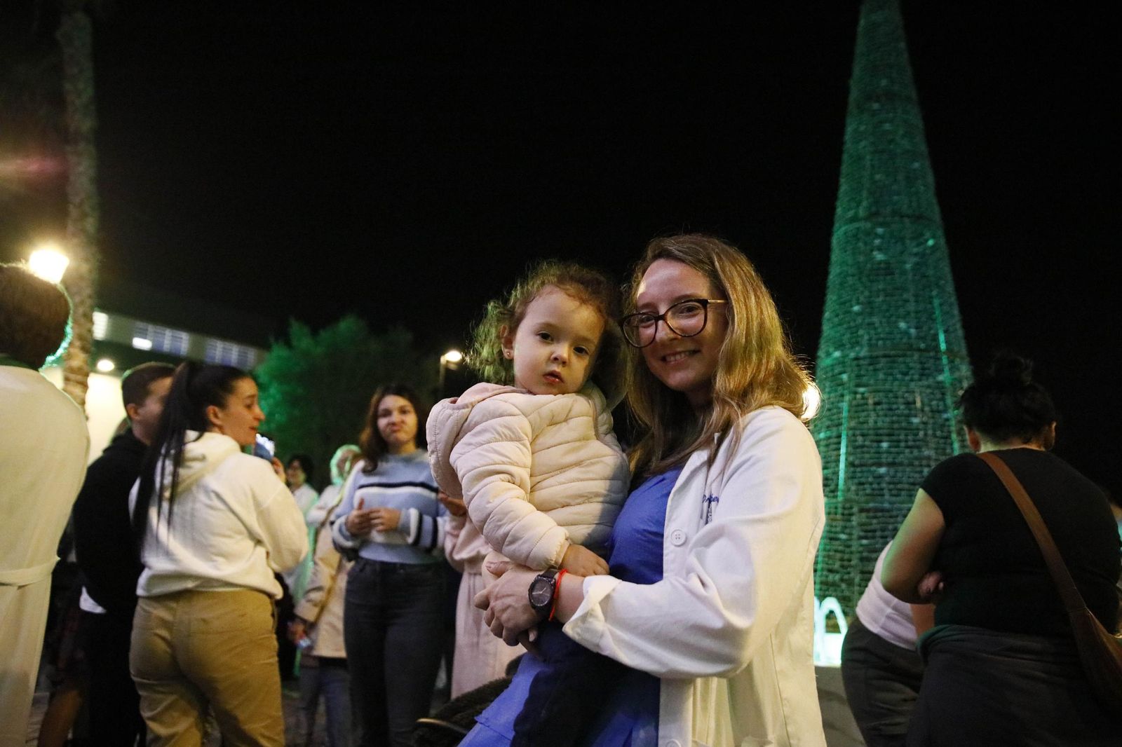 Las imágenes del encendido de la iluminación navideña en el Hospital Torrecárdenas de Almería