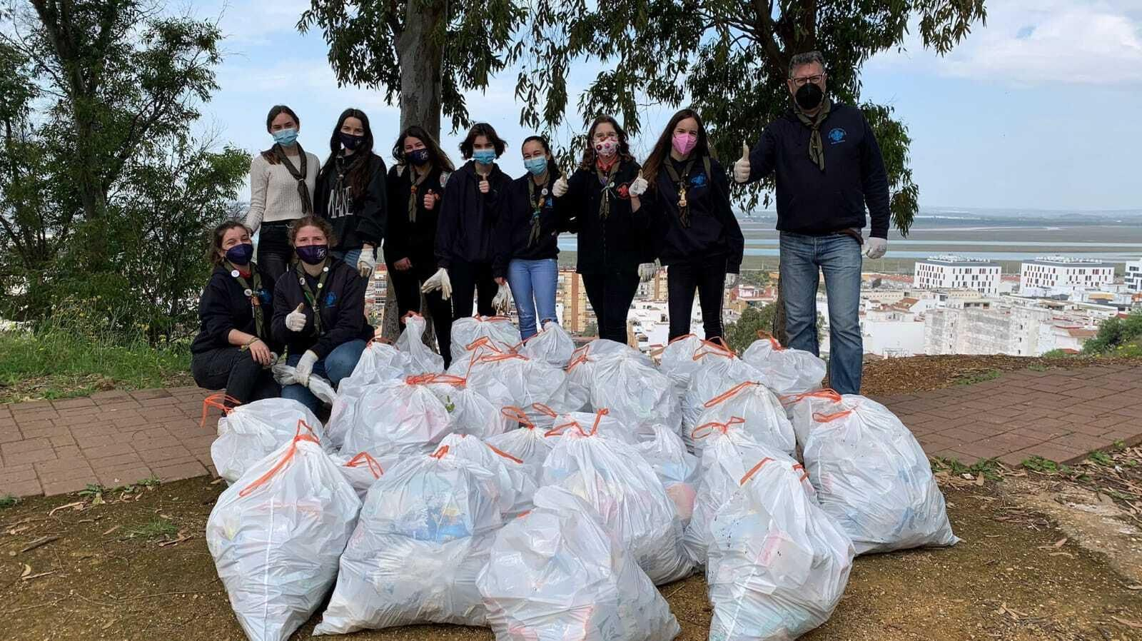 Participantes en la iniciativa junto a algunas de las bolsas de basura que llenaron.