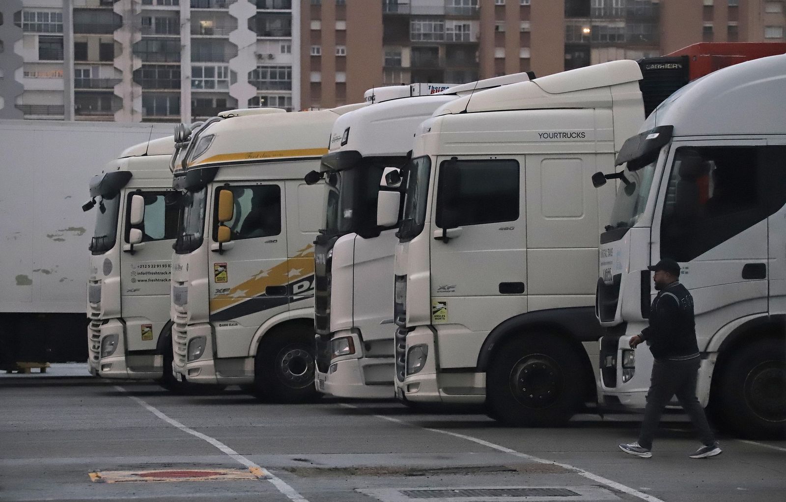 Fotos del cierre del acceso para camiones en el Puerto de Algeciras