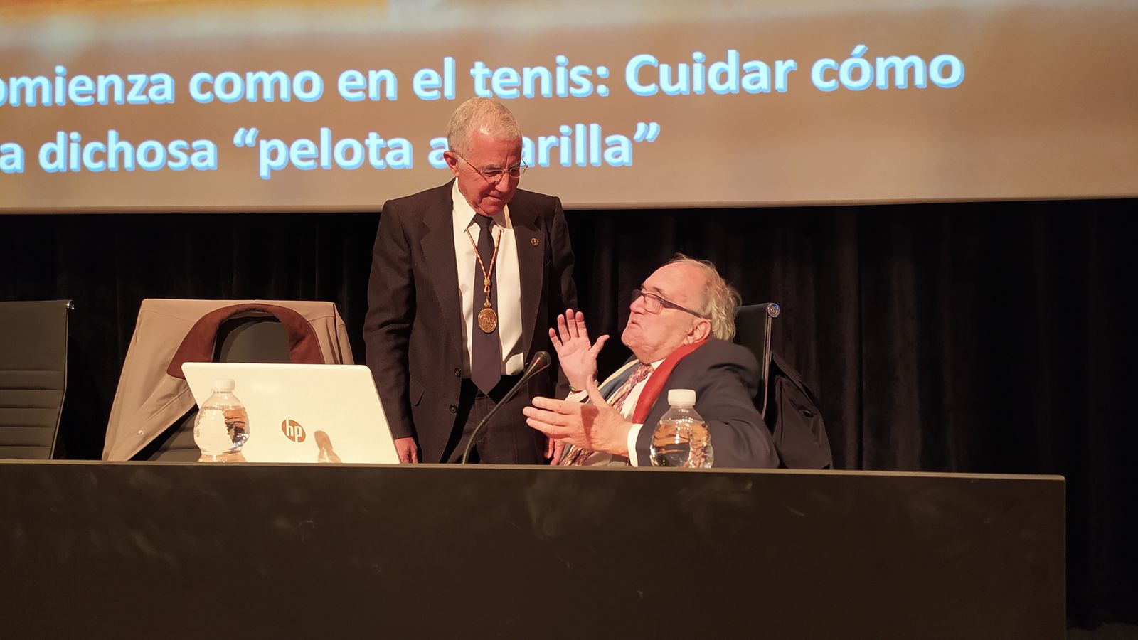 Los doctores Juan Manuel García Cubillana y Carlos Rodríguez, conversan antes de iniciarse el acto.
