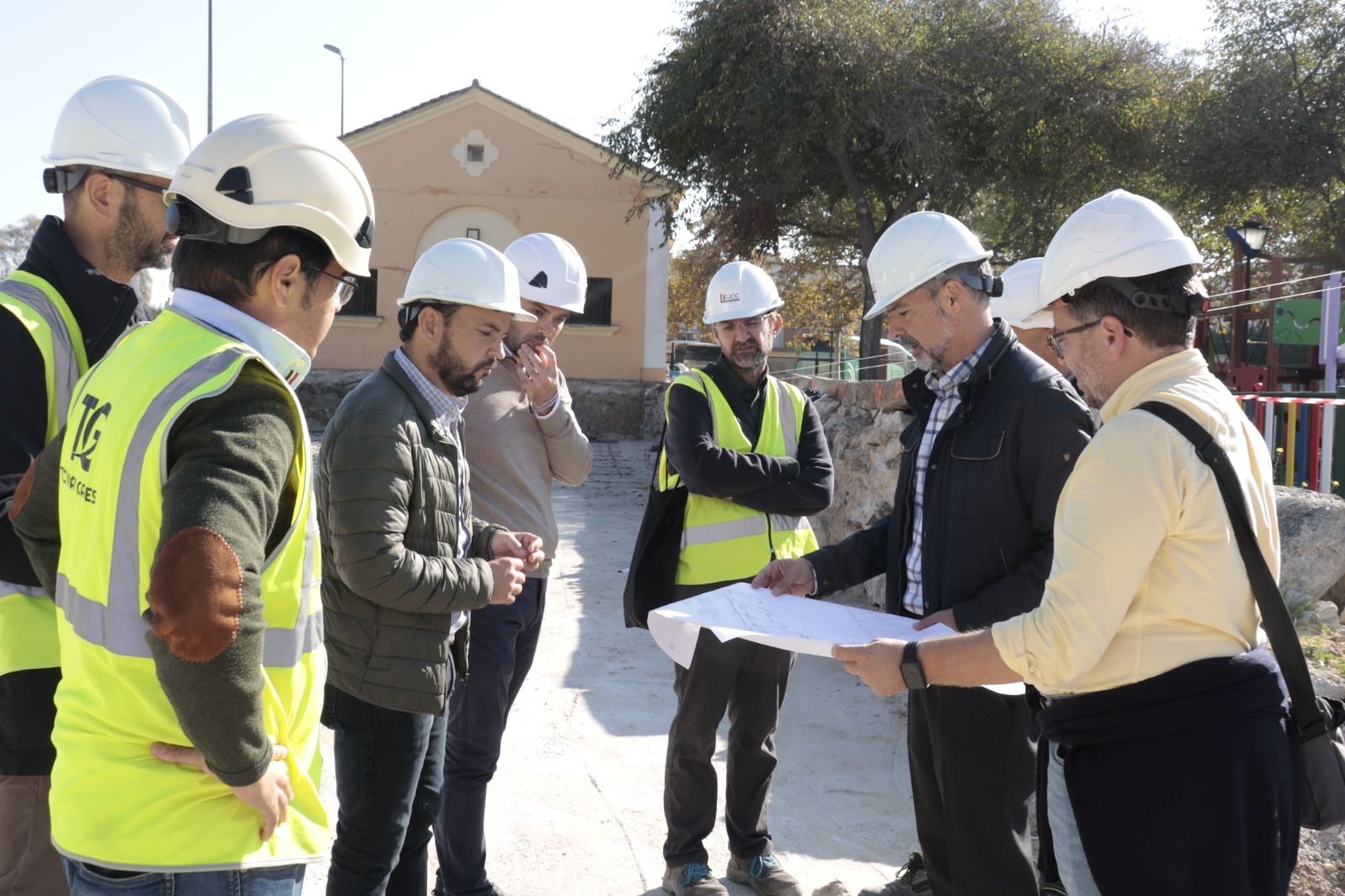 El alcalde Javier Ruiz Arana supervisa las obras en San Antonio.