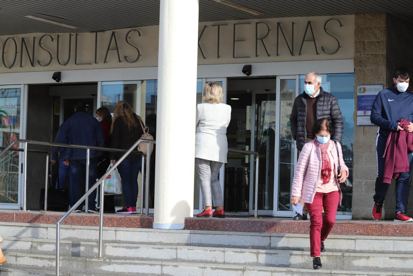 Entrada a Consultas Externas del Hospital Juan Ramón Jiménez.