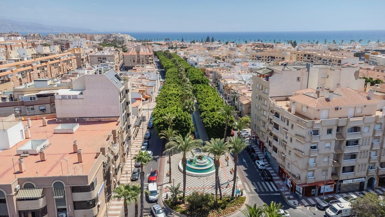 Bulevar de los Baños de Roquetas de Mar, que será actualizado y embellecido.