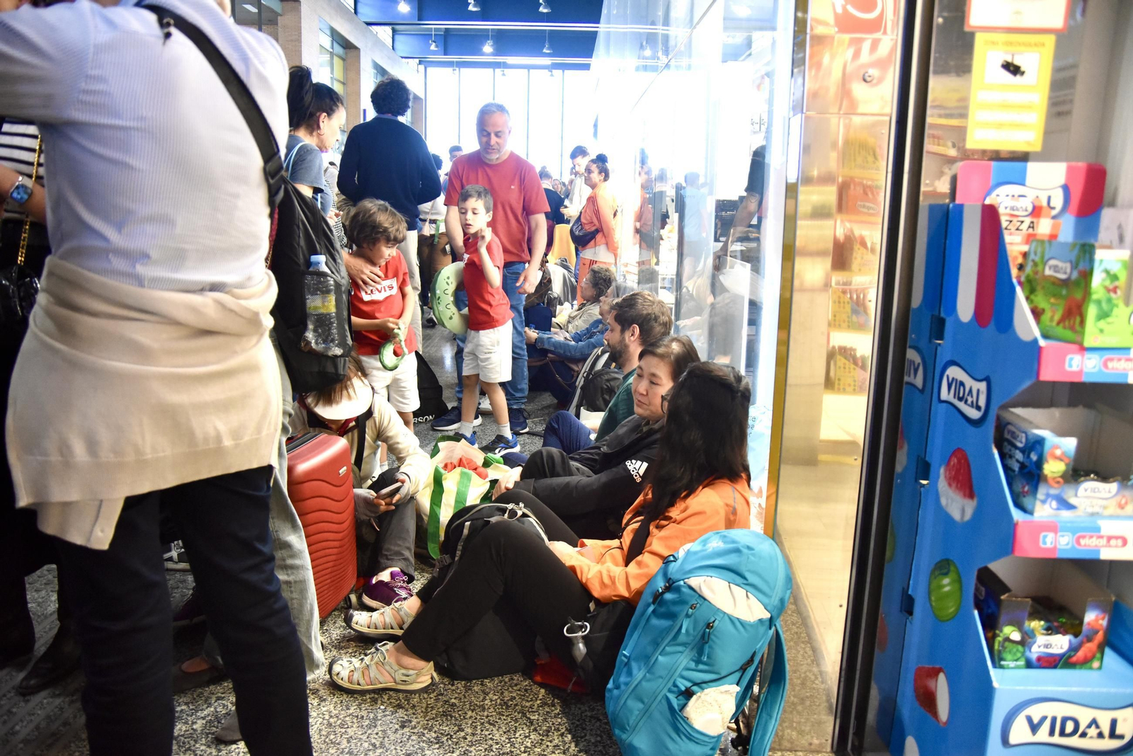 Las imágenes de la estación de trenes de Córdoba con cientos de personas atrapadas tras el apagón