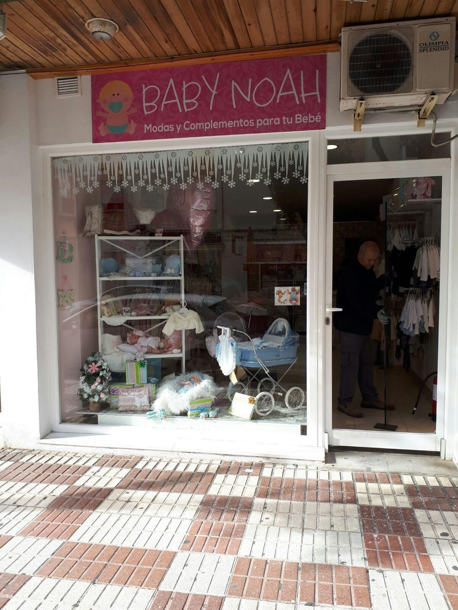 La tienda que fue objeto del robo, situada en la avenida del Ejército de Crevillet.