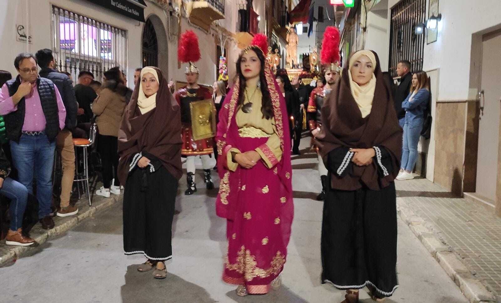 Miércoles Santo en Iznájar: La colorida procesión del Cristo Amarrado a la Columna, en imágenes