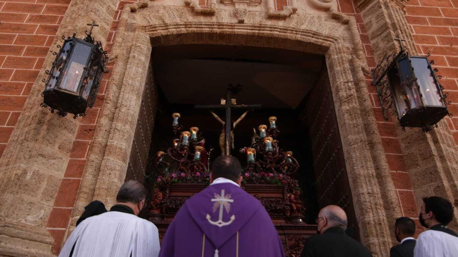 El paso de misterio de la Vera Cruz entra en la Iglesia Mayor para que la hermandad realice su estación de penitencia.