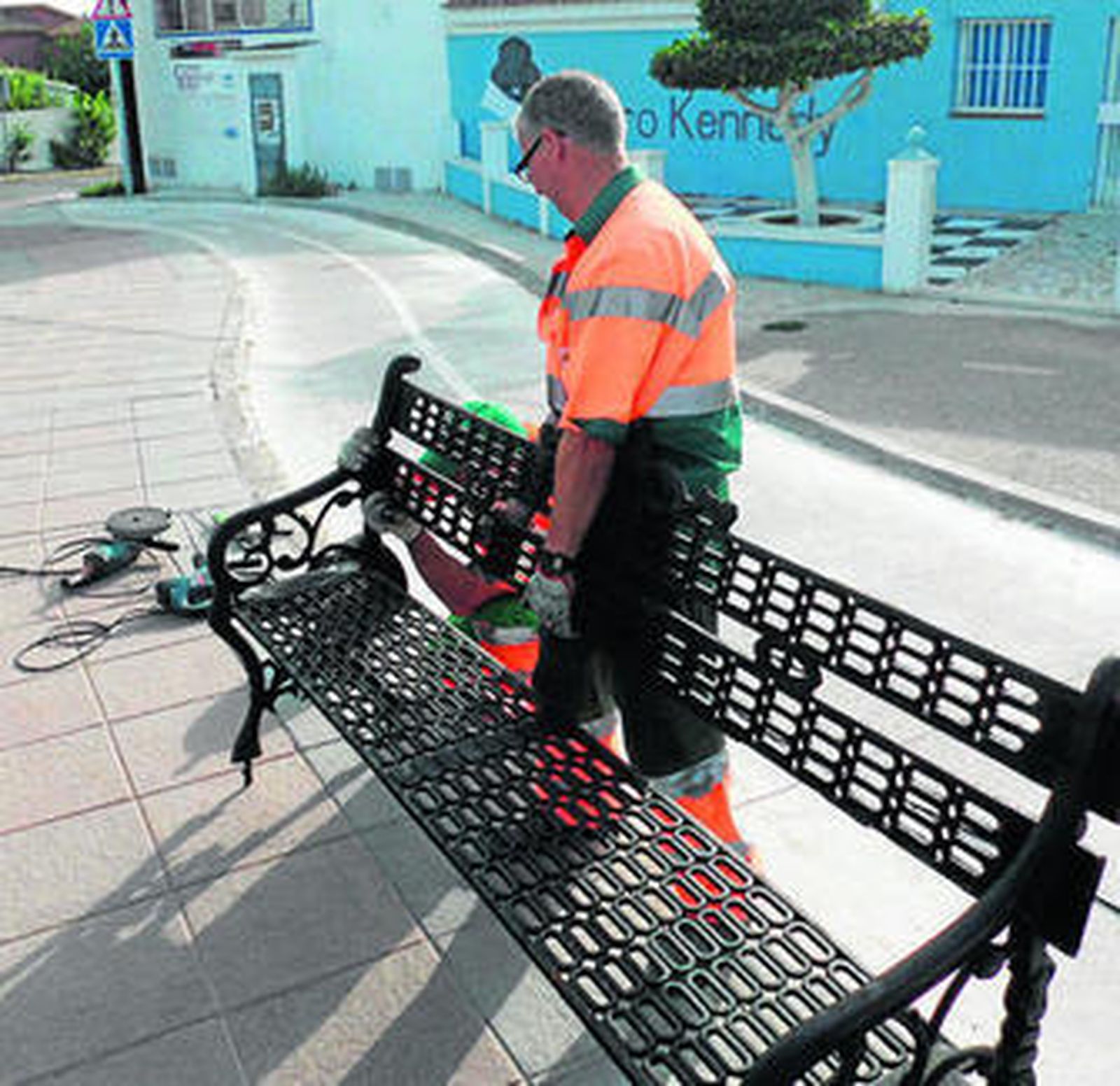 Los operarios instalan un banco.