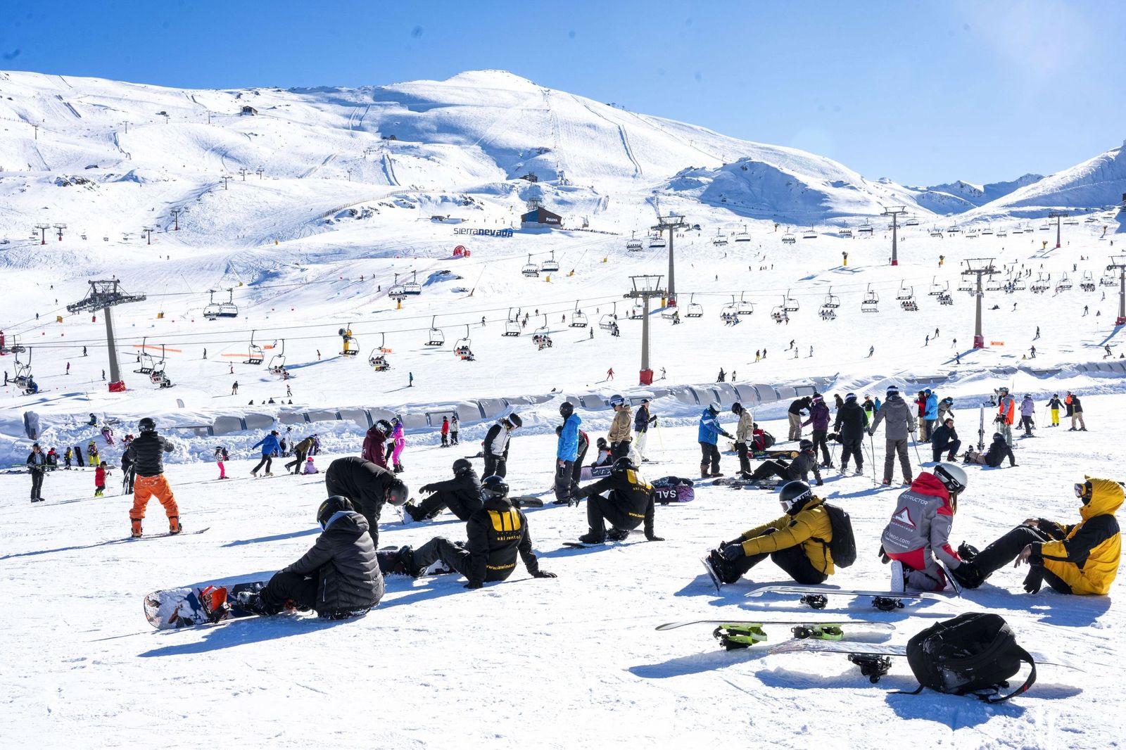 Imagen de archivo de Sierra Nevada llena de esquiadores