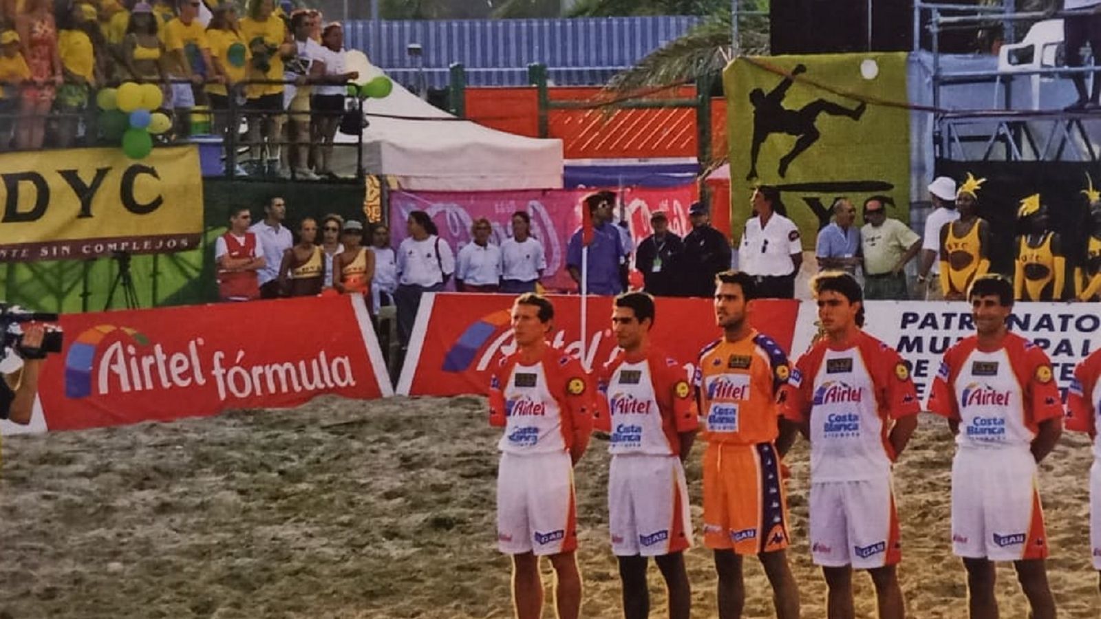 El almeriense, el segundo por la izquierda, junto a Emilio Butragueño con la selección española de fútbol playa. Compartió vestuario con Quique Setién y Gordillo