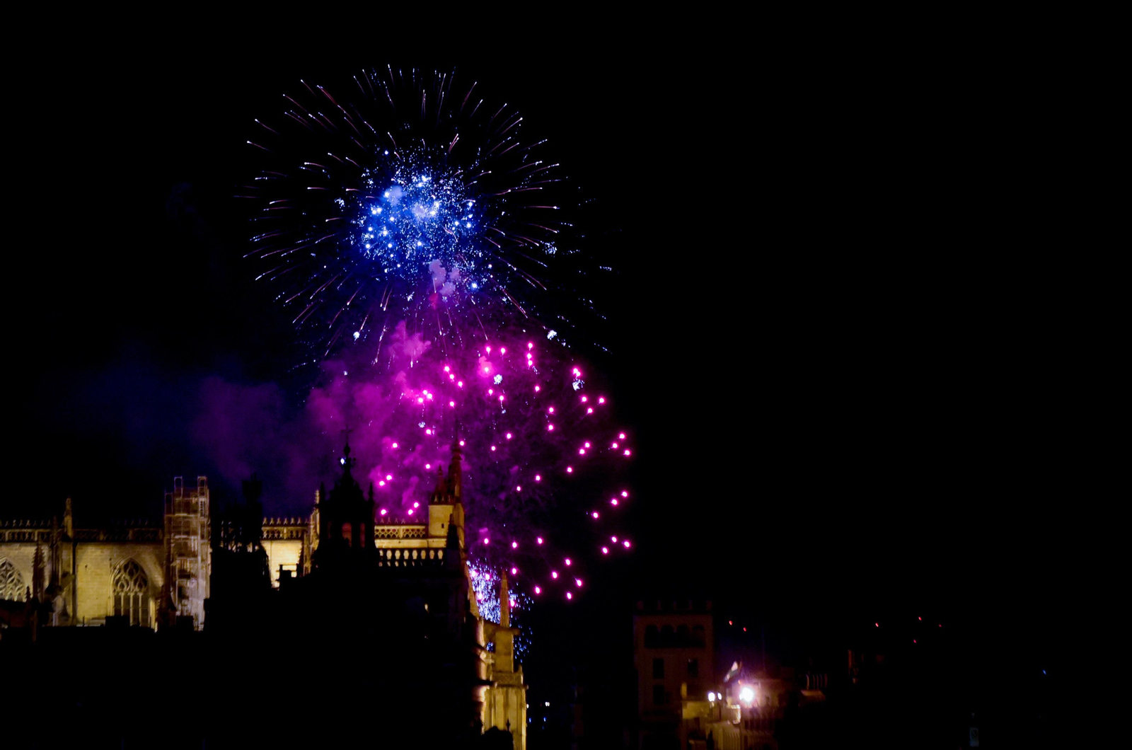 Las imágenes de los fuegos artificiales de la Feria de Sevilla 2024