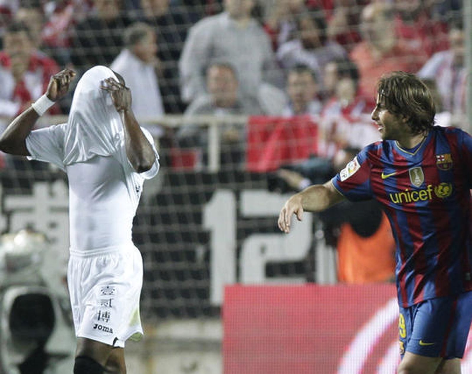 El Sevilla está más cerca de la Liga de Campeones pese a perder ante el Barcelona con diez jugadores por expulsión de Konko. / Antonio Pizarro