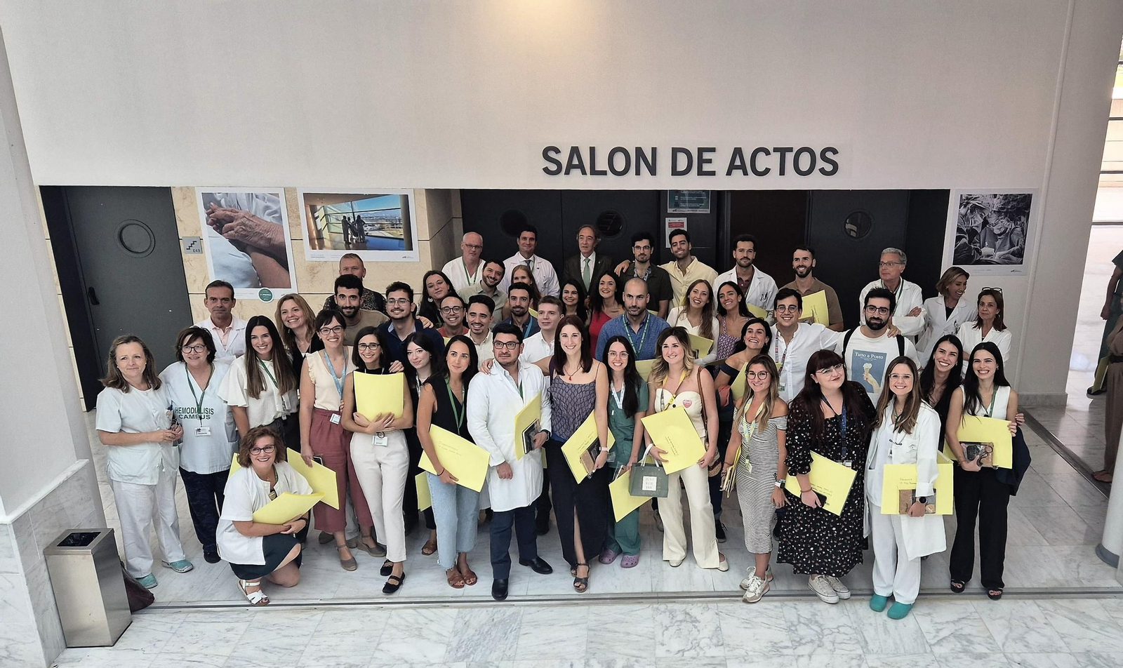 Foto de familia de los EIR en su despedida.