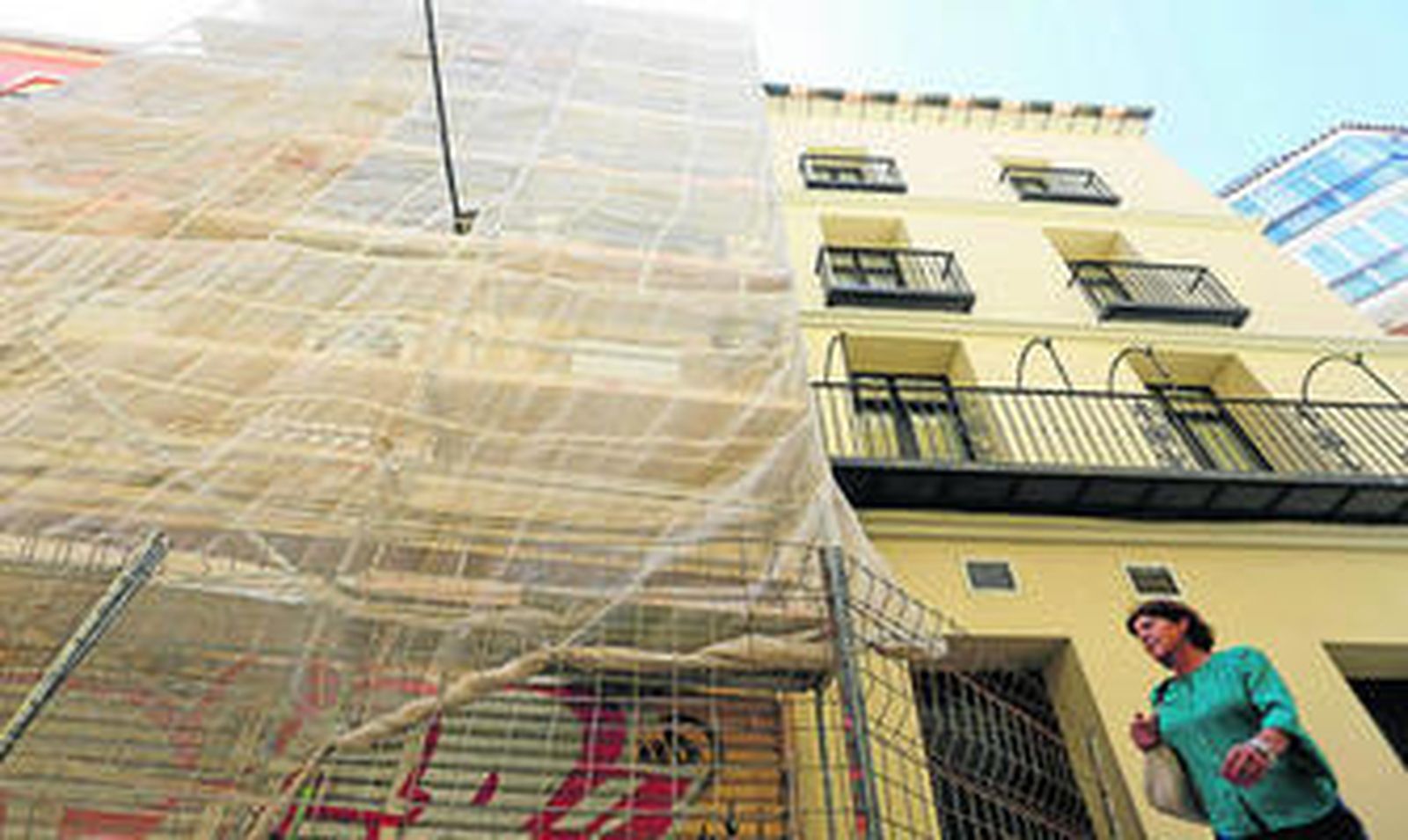 Los andamios en el edificio de la calle Compañía que permitirá la ampliación del hotel.