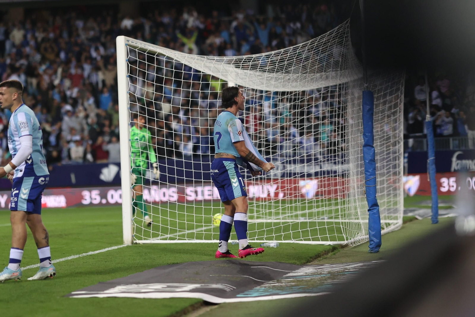 Las fotos del imponente ambiente en La Rosaleda en el Málaga - Córdoba CF