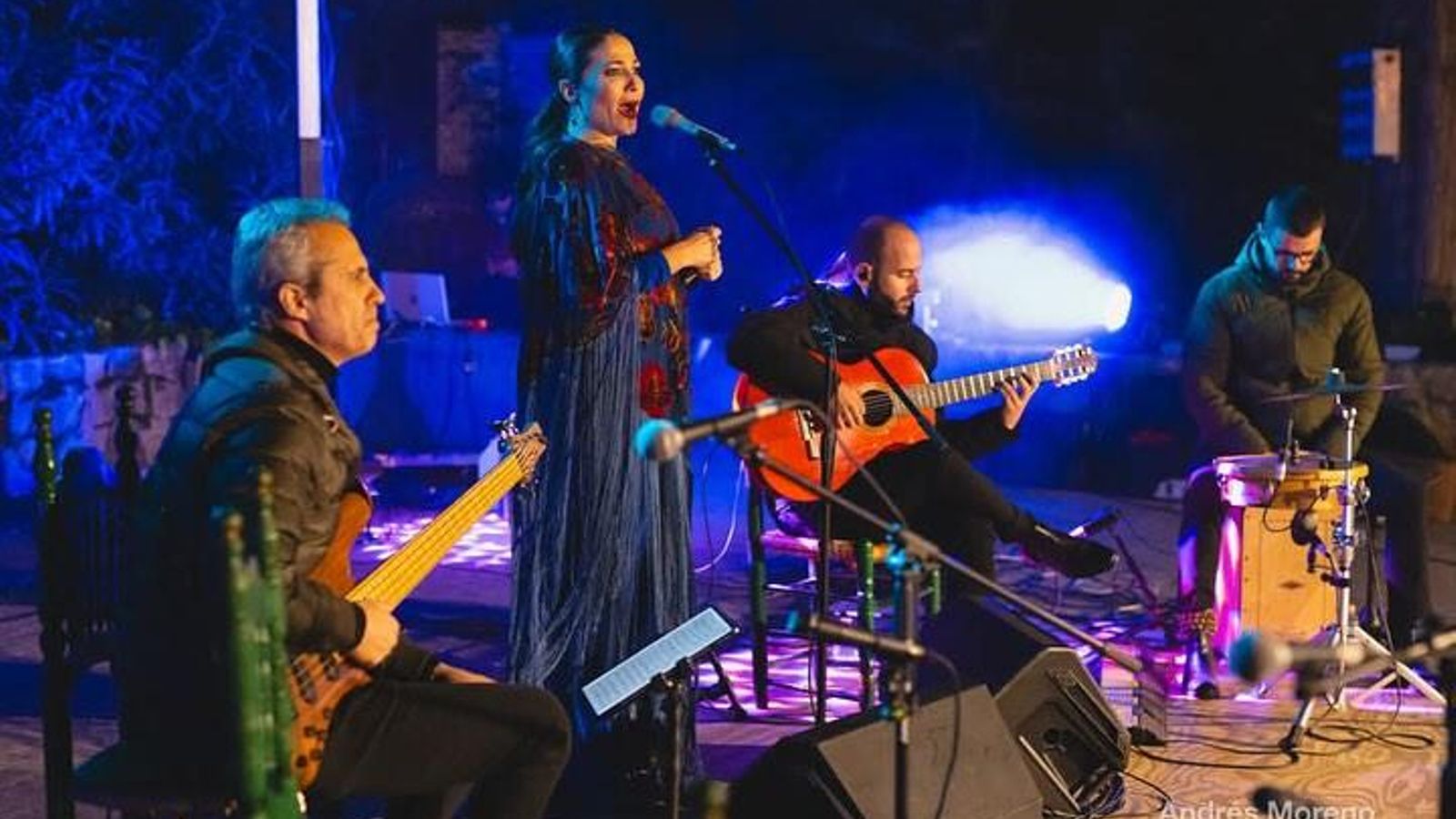 La cantaora junto a su grupo de música en concierto.