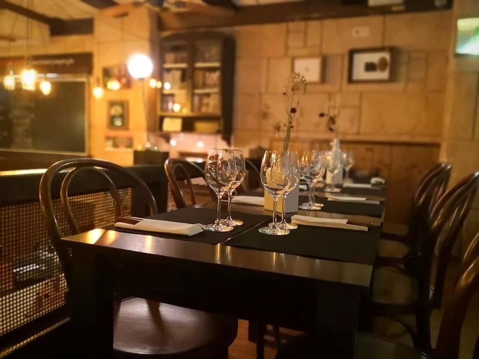 El ambiente íntimo y acogedor del restaurante Bomborombillos hará la velada perfecta. El ambiente íntimo y acogedor del restaurante Bomborombillos hará la velada perfecta.