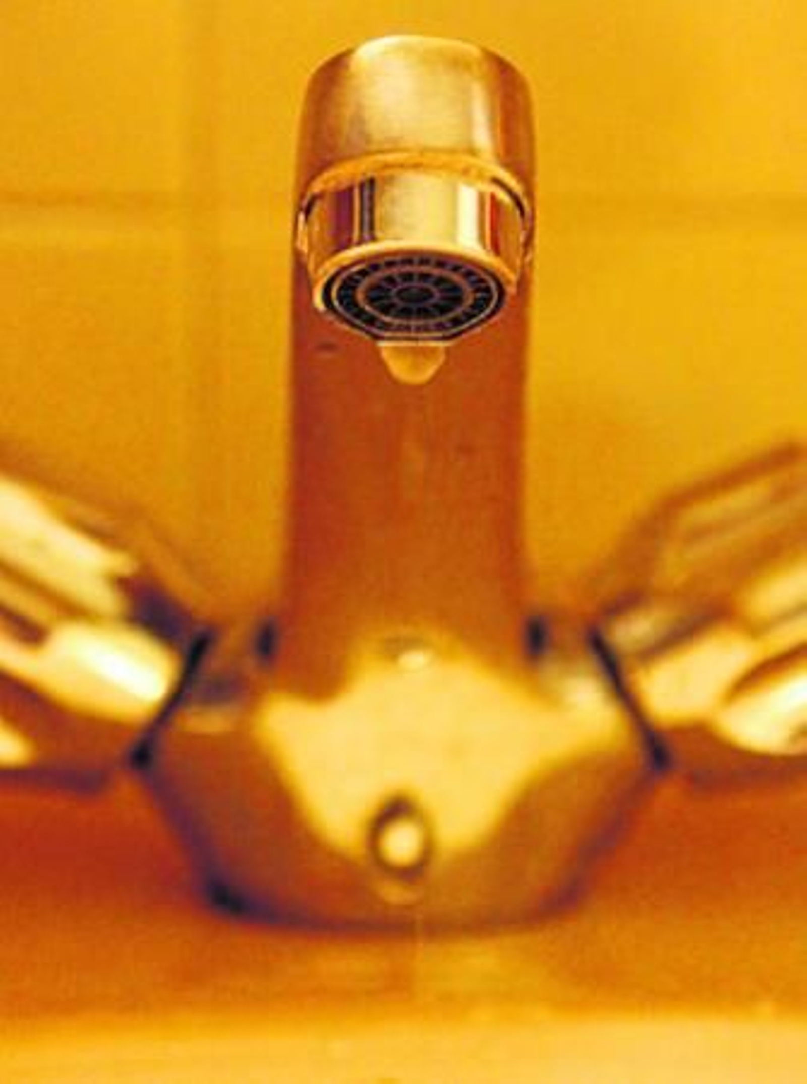 Imagen de un grifo goteando en un cuarto de baño.