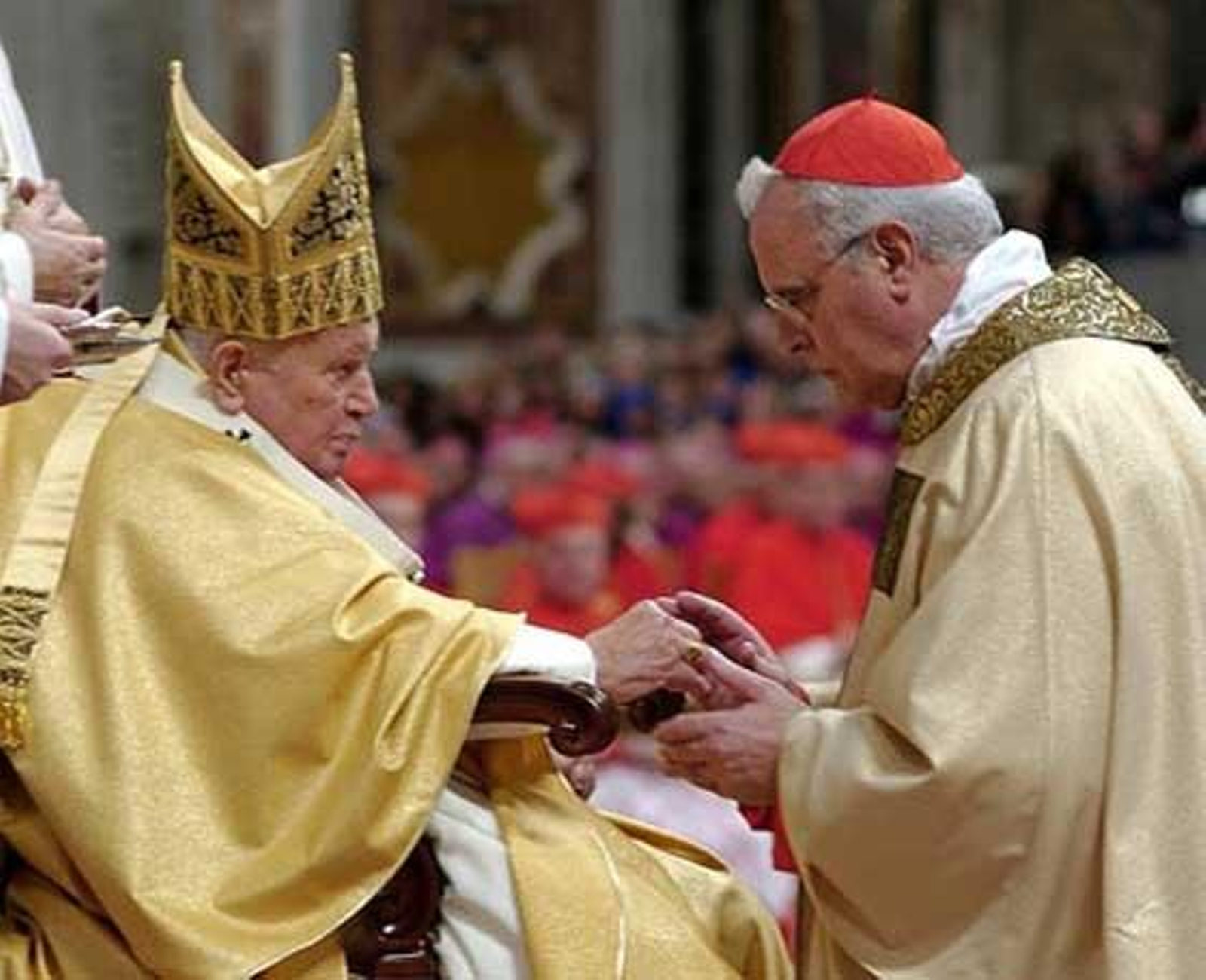 El 22 de octubre de 2003 recibió en el interior de la Basílica de San Pedro el anillo cardenalicio de manos de Juan Pablo II