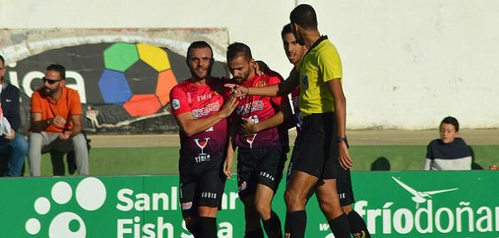Tonete es felicitado por uno de sus goles, el domingo en Sanlúcar