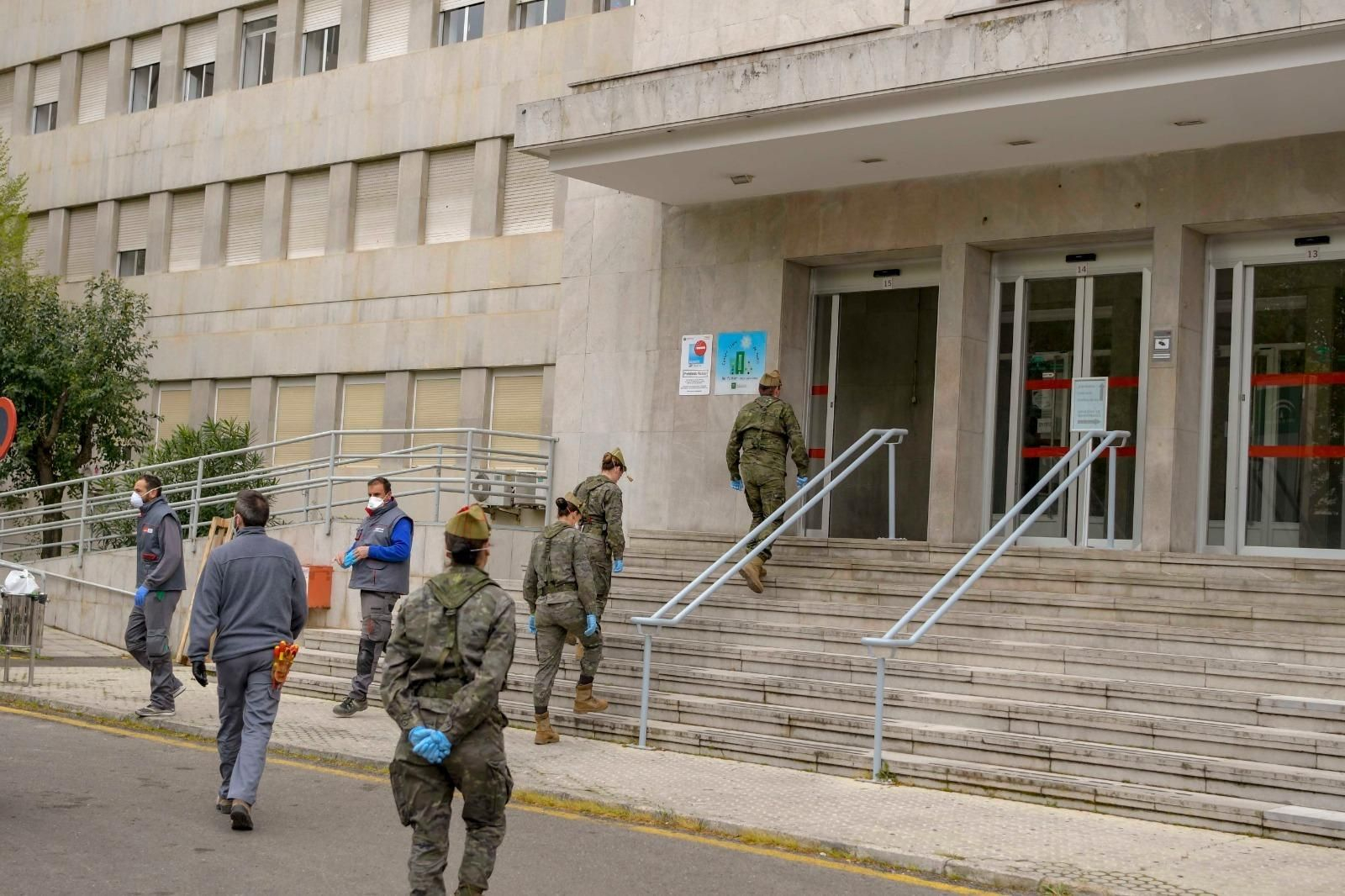 La Legión ayuda en las tareas de habilitación del viejo hospital Clínico de Granada.