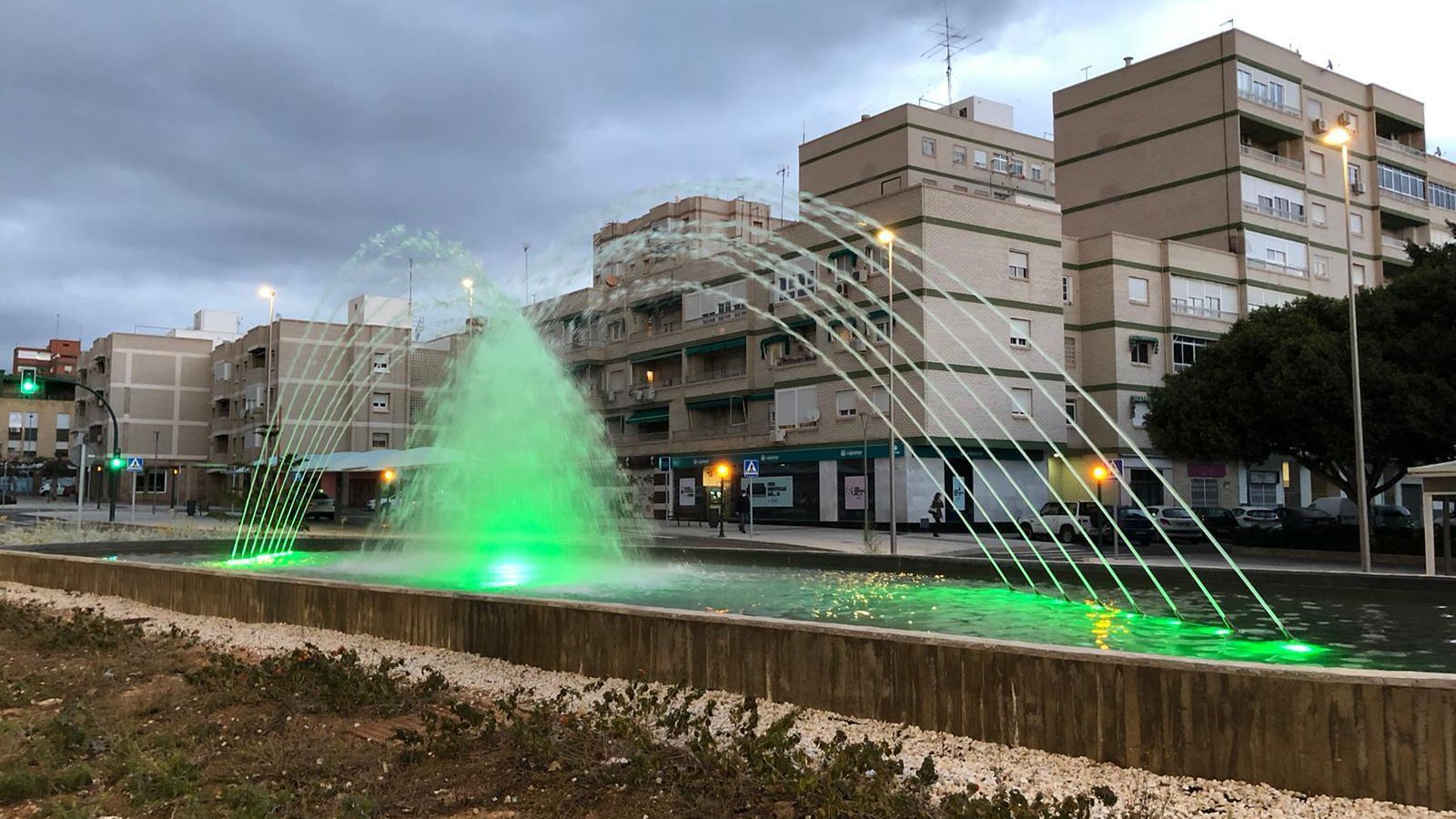 Rotonda en la calle Santiago teñida de color verde por los sanitarios.