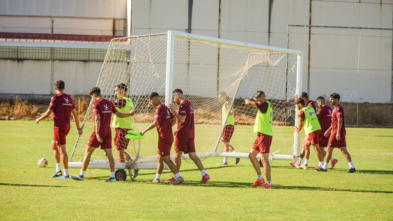 Los jugadores del CD Extremadura transportan una portería en un entrenamiento. Los jugadores del CD Extremadura transportan una portería en un entrenamiento.