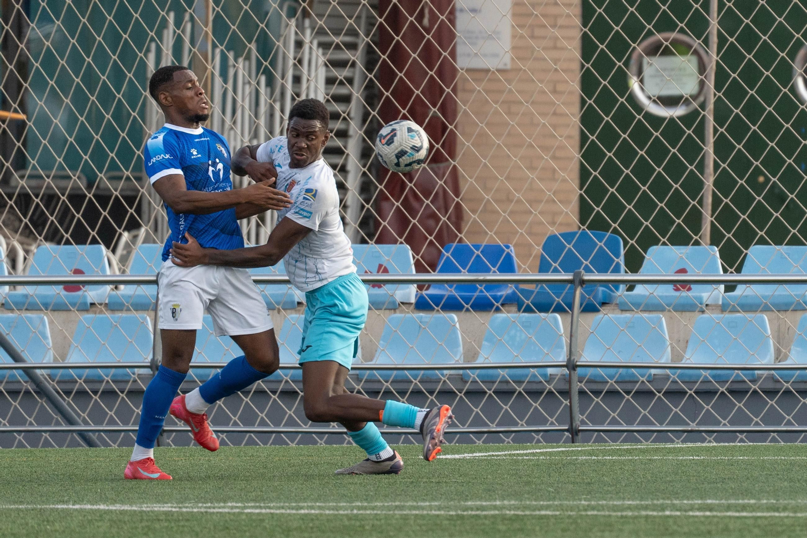 Un jugador del Maracena durante un partido de liga en el Antonio Bailón.