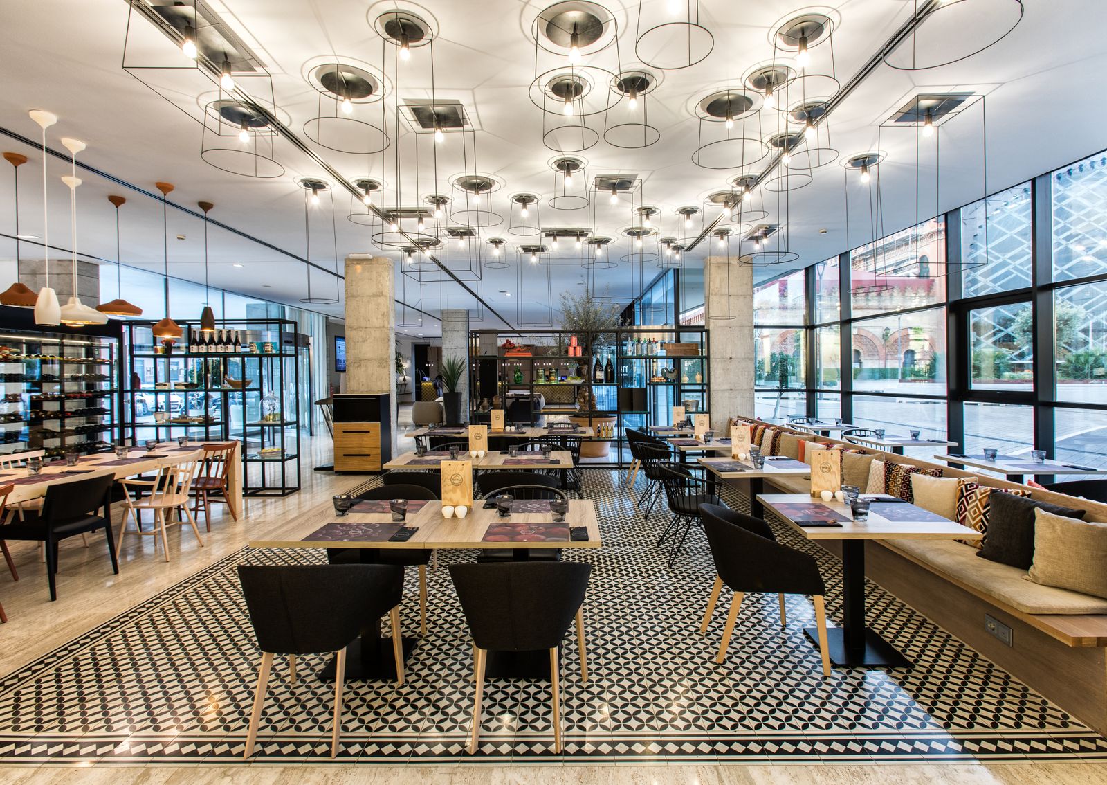 Interior del restaurante Tablafina Sevilla, en el NH Plaza de Armas.