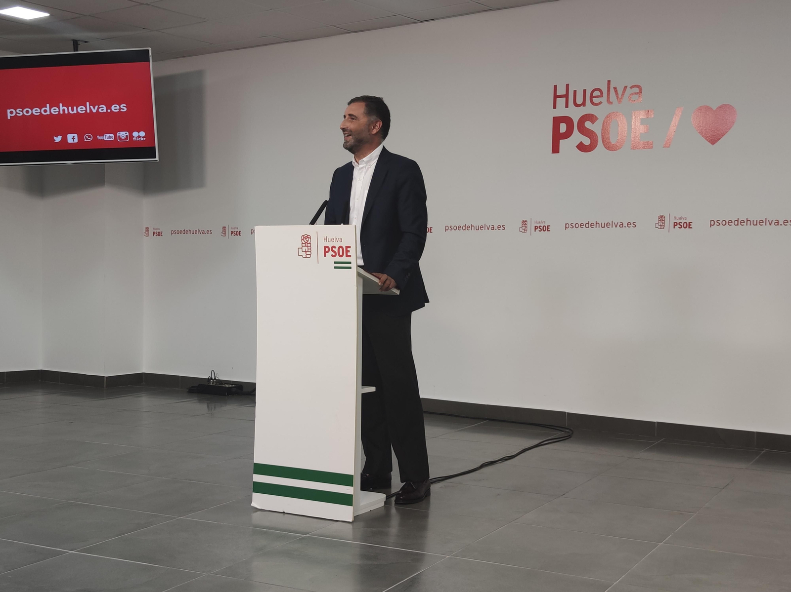 El alcalde de Moguer, Gustavo Cuéllar, en rueda de prensa.