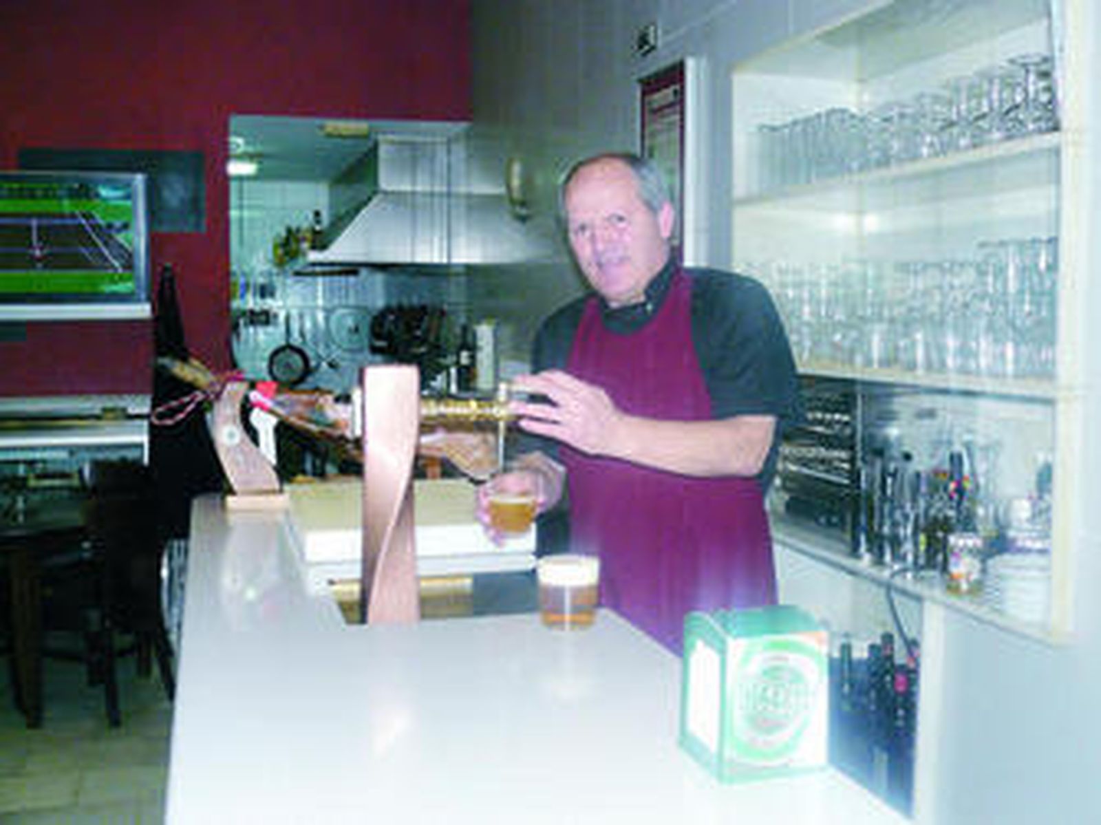 Antonio Segura, 'Reina', tirando una caña en su establecimiento: "Mis clientes me han enseñado a ser lo que soy", asegura.