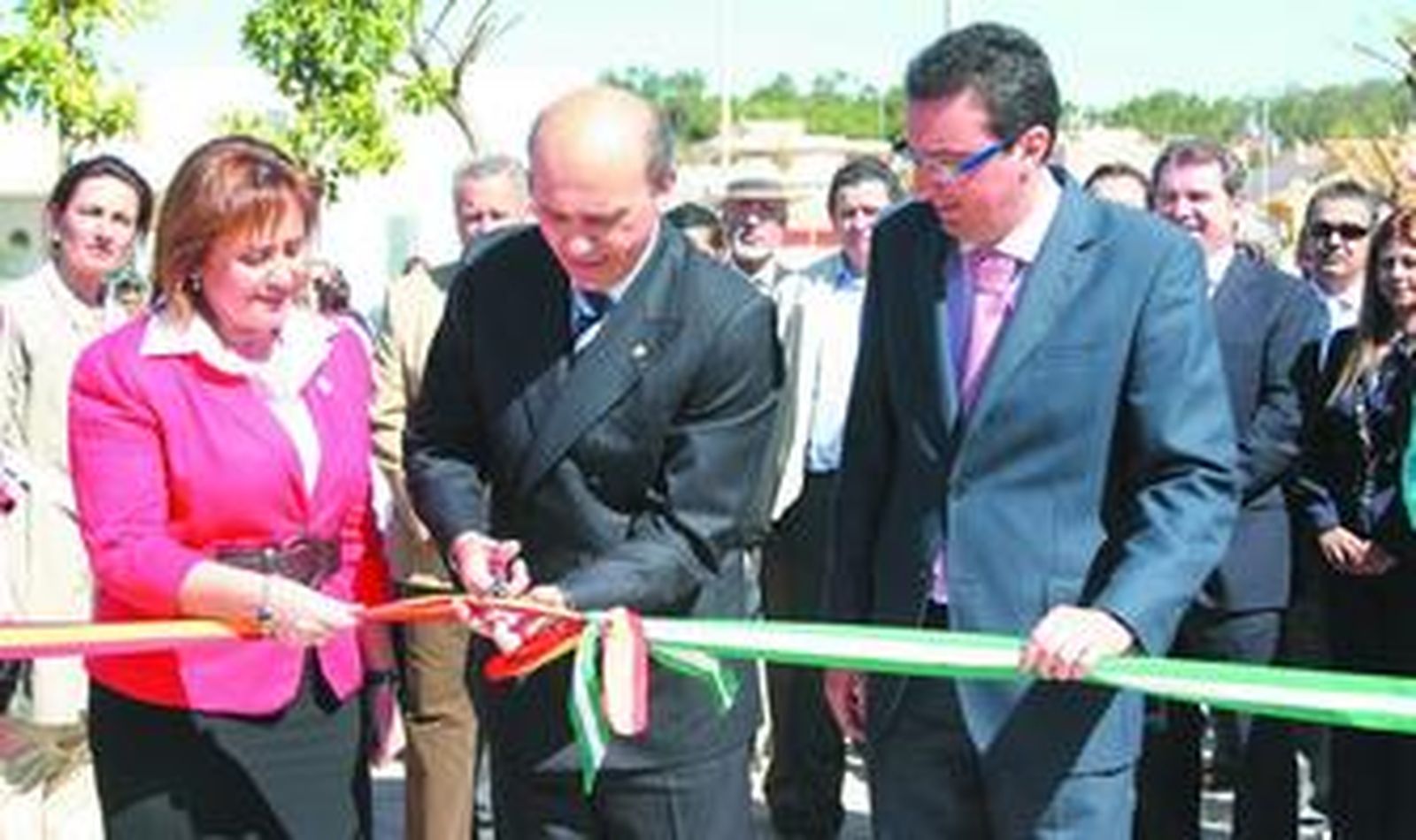 María Luisa Faneca, José María del Nido y Manuel Andrés González, ayer cortando la cinta de inauguración.