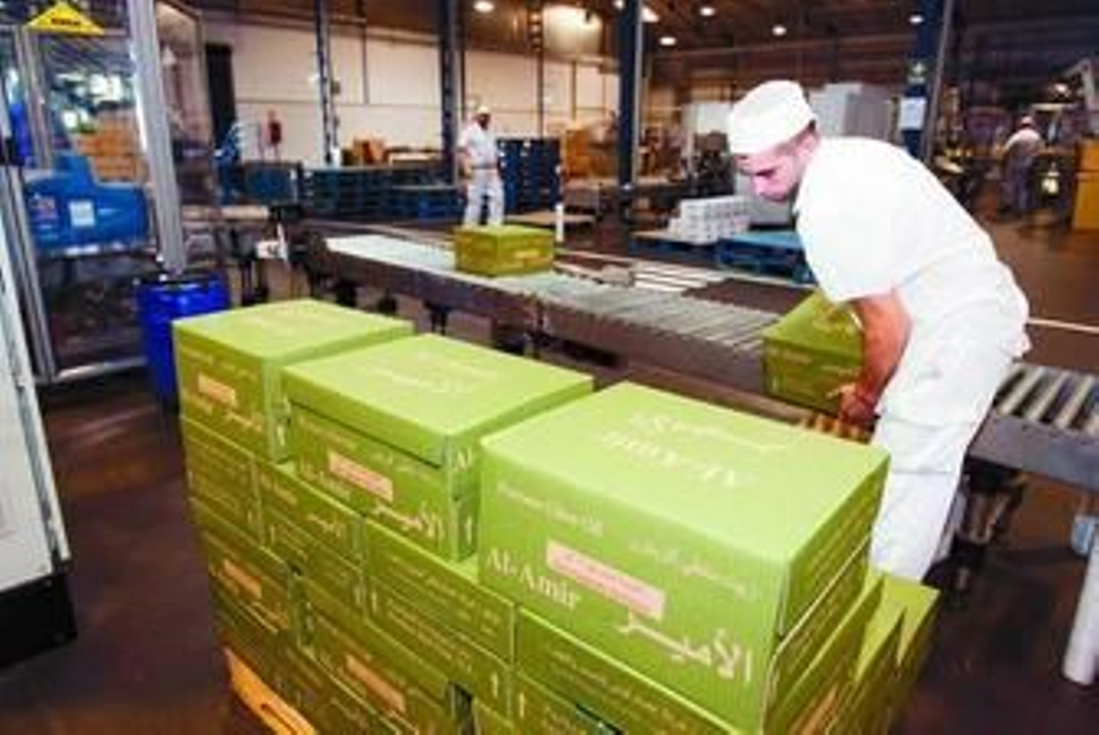 Un operario de Acesur almacena cajas de aceite destinadas a Arabia Saudí.
