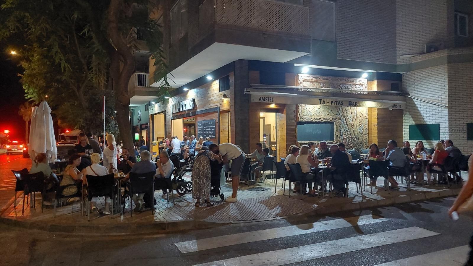 Terrazas de bares en Huelin.