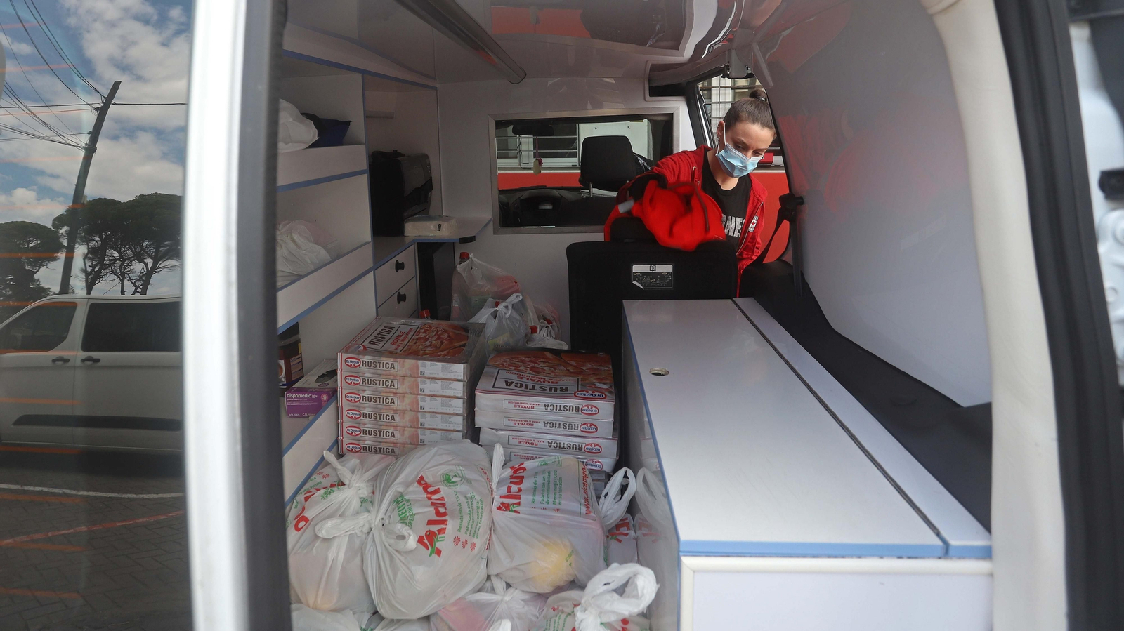 Reparto de kits alimenticios para familias de Cruz Roja