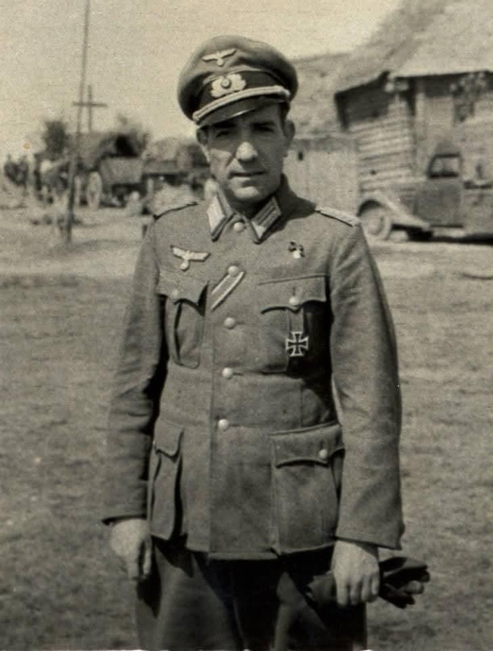 Comandante Miguel Román Garrido (1899-1960) luce la Cruz de Hierro, condecoración que ofrendaría a la Divina Pastora como testimonio de fe.