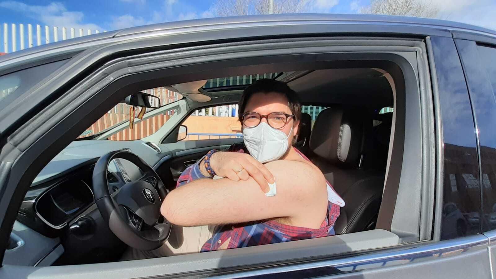 Un docente tras recibir la vacuna