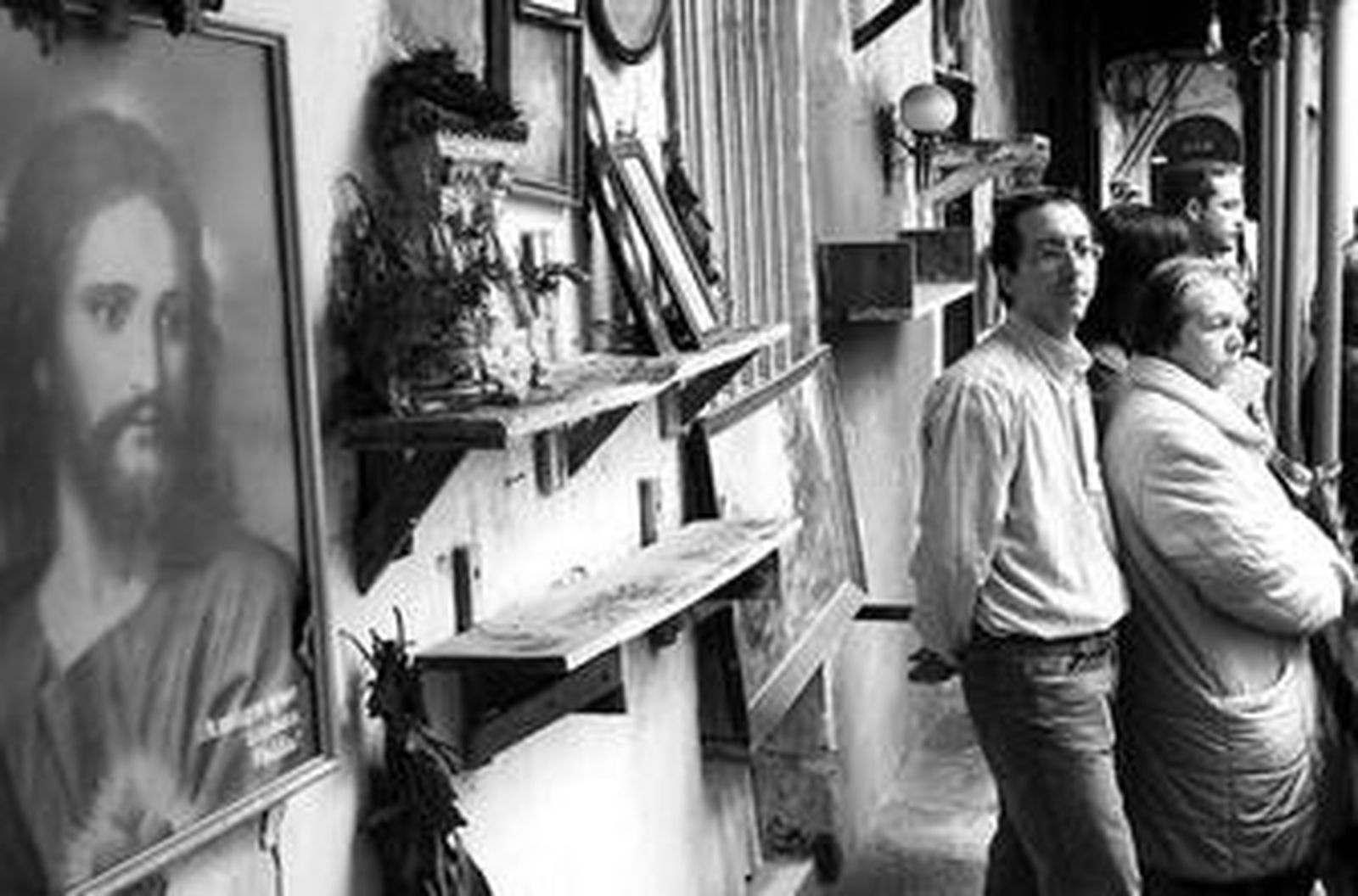 Inquilinos del edificio, en el patio del inmueble en febrero del pasado año.