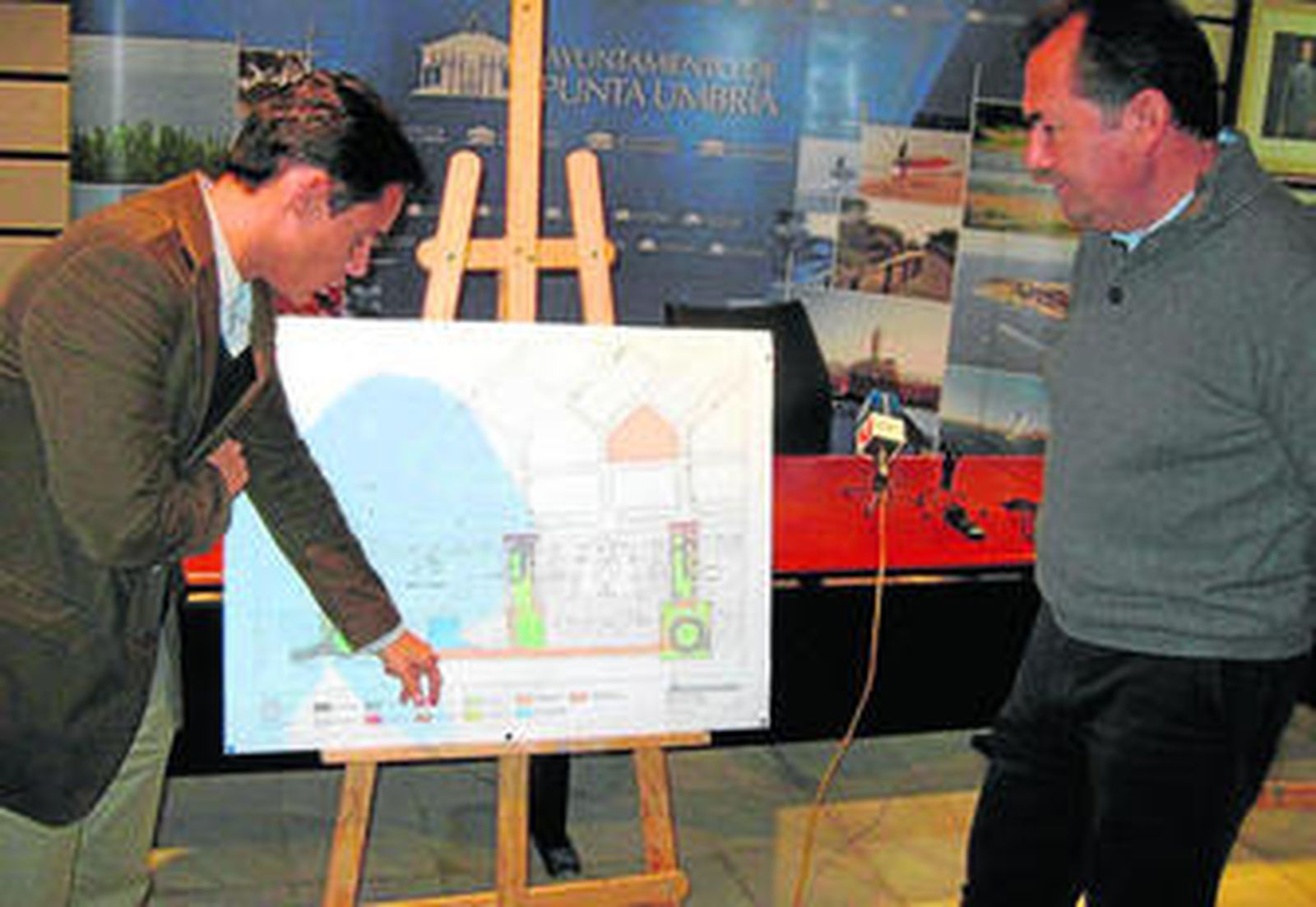 El alcalde de Punta Umbría, Gonzalo Rodríguez Nevado, presentó el anteproyecto Los Enebros.