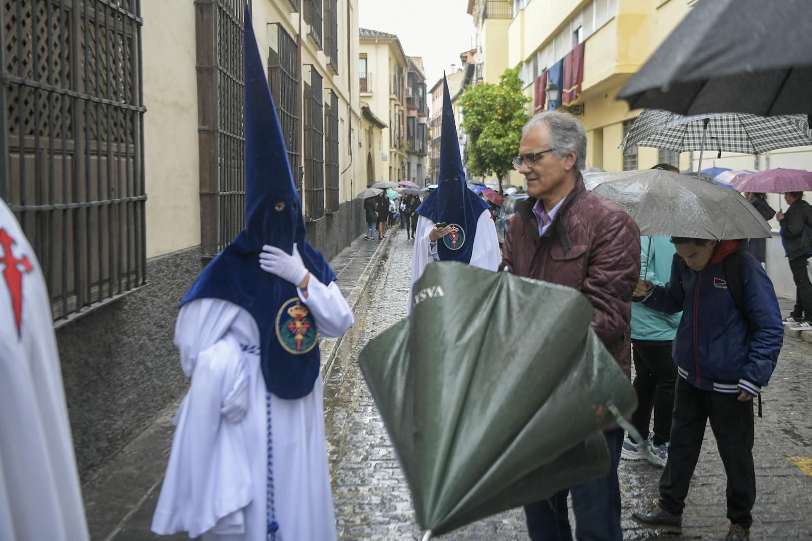 Fotos: El Huerto de los Olivos secunda la decisión de no salir ante las condiciones meteorológicas