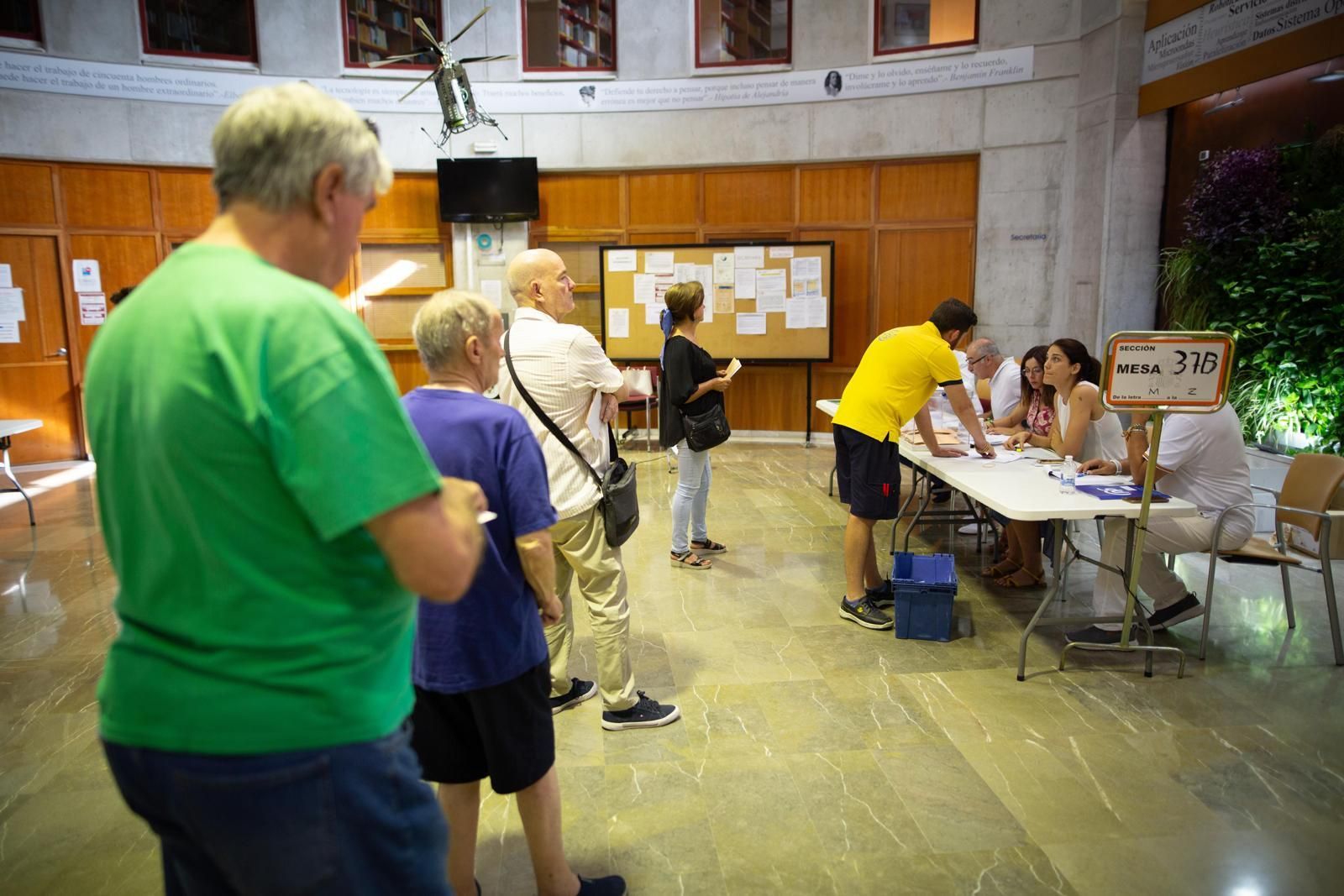 Fotos: Así están siendo las colas en los colegios electorales de Granada