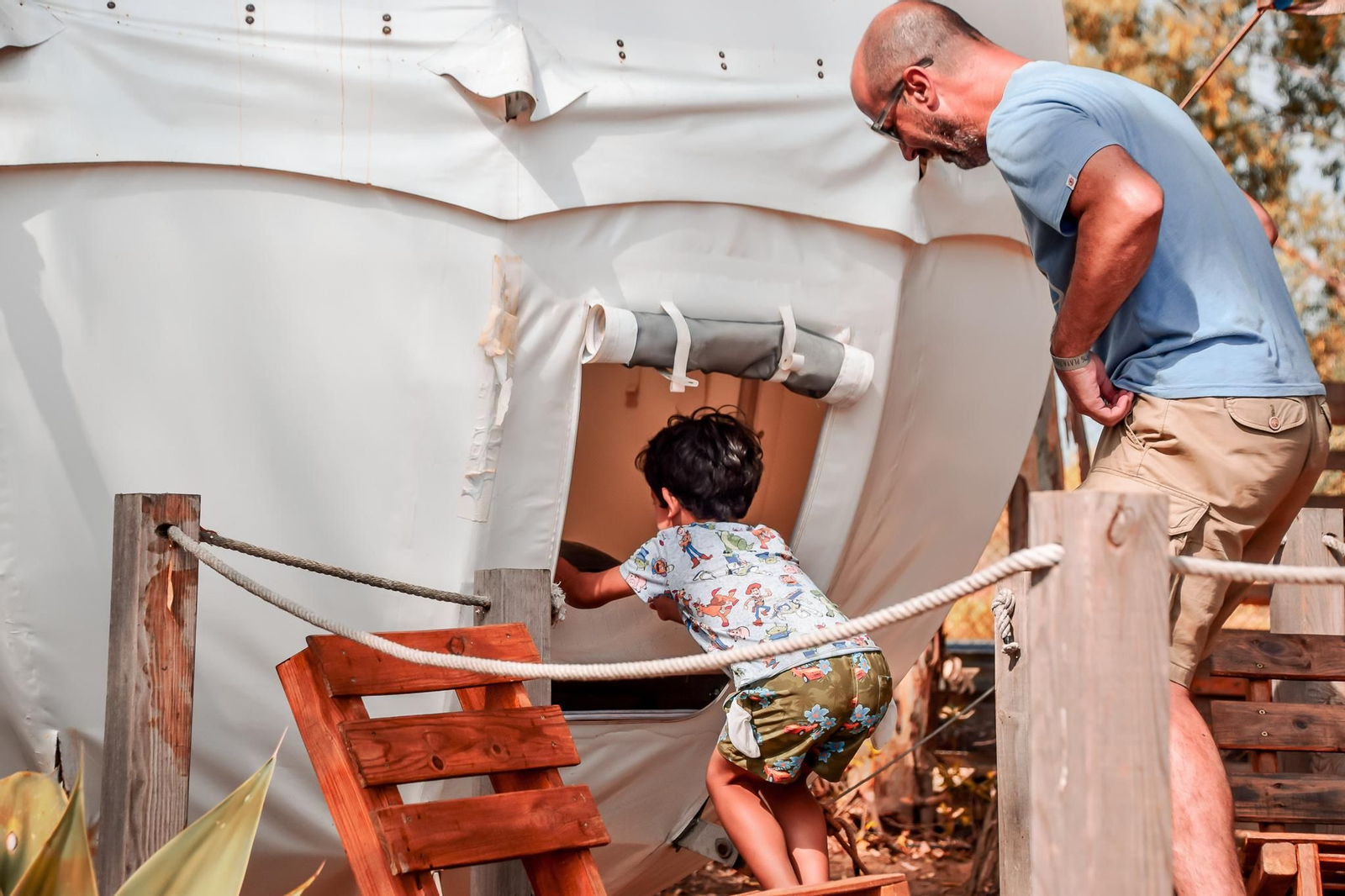 Dormir en una esfera "colgada" de un árbol es posible en este camping de Huelva