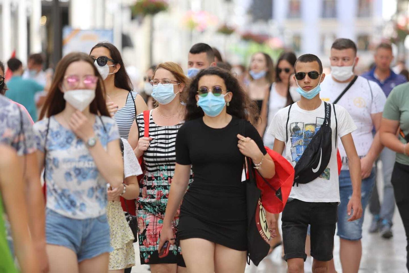 Personas paseando en el Centro de Málaga este martes.