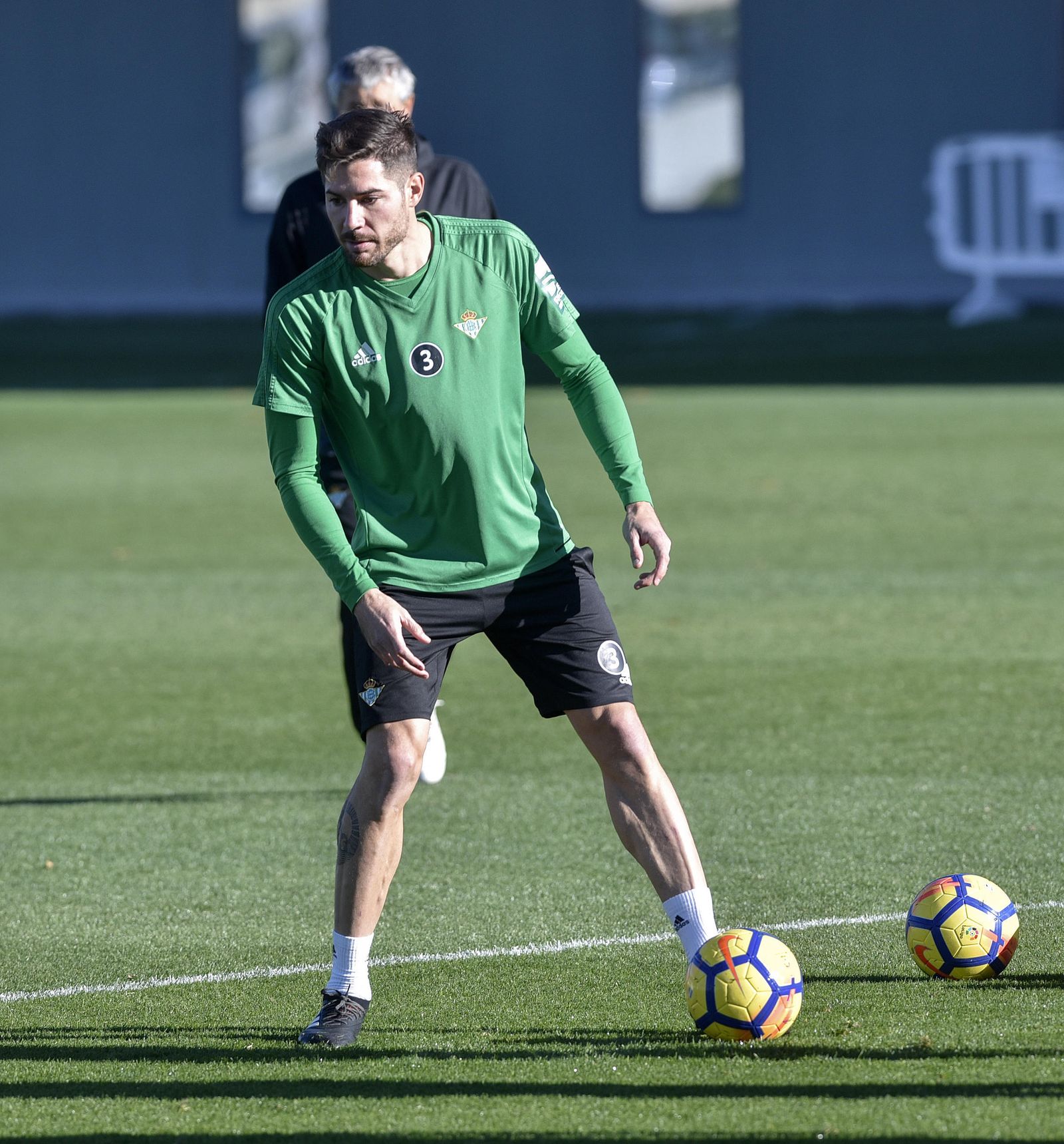 Javi García controla la pelota en el entrenamiento de ayer.