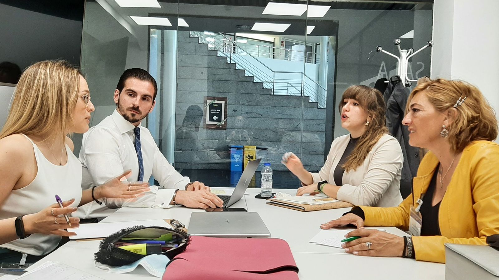 El equipo de la UCA, después de la primera vista.